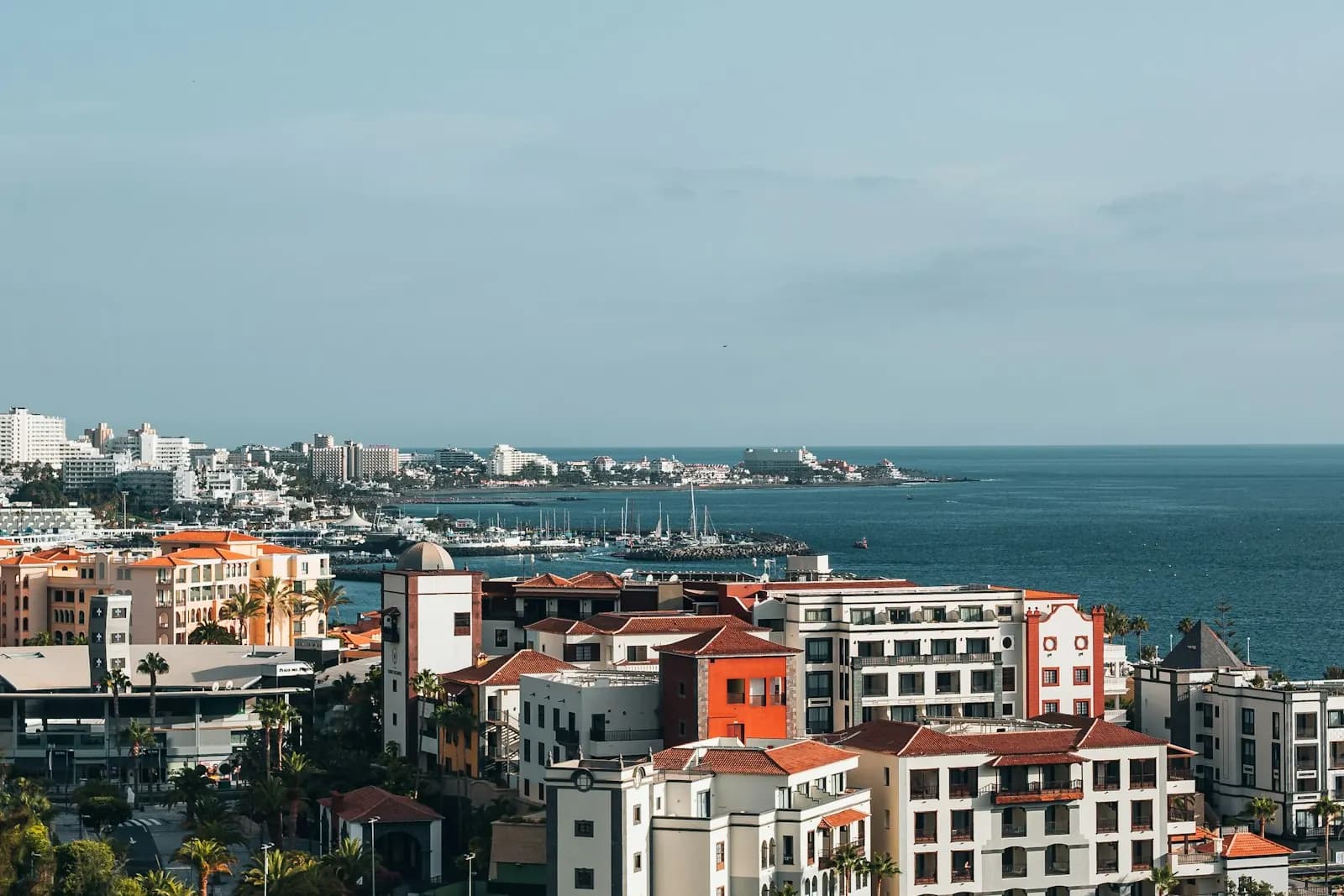 Hotel e porto turistico di Puerto Colón a Costa Adeje, con la costa di Playa de las Américas sullo sfondo