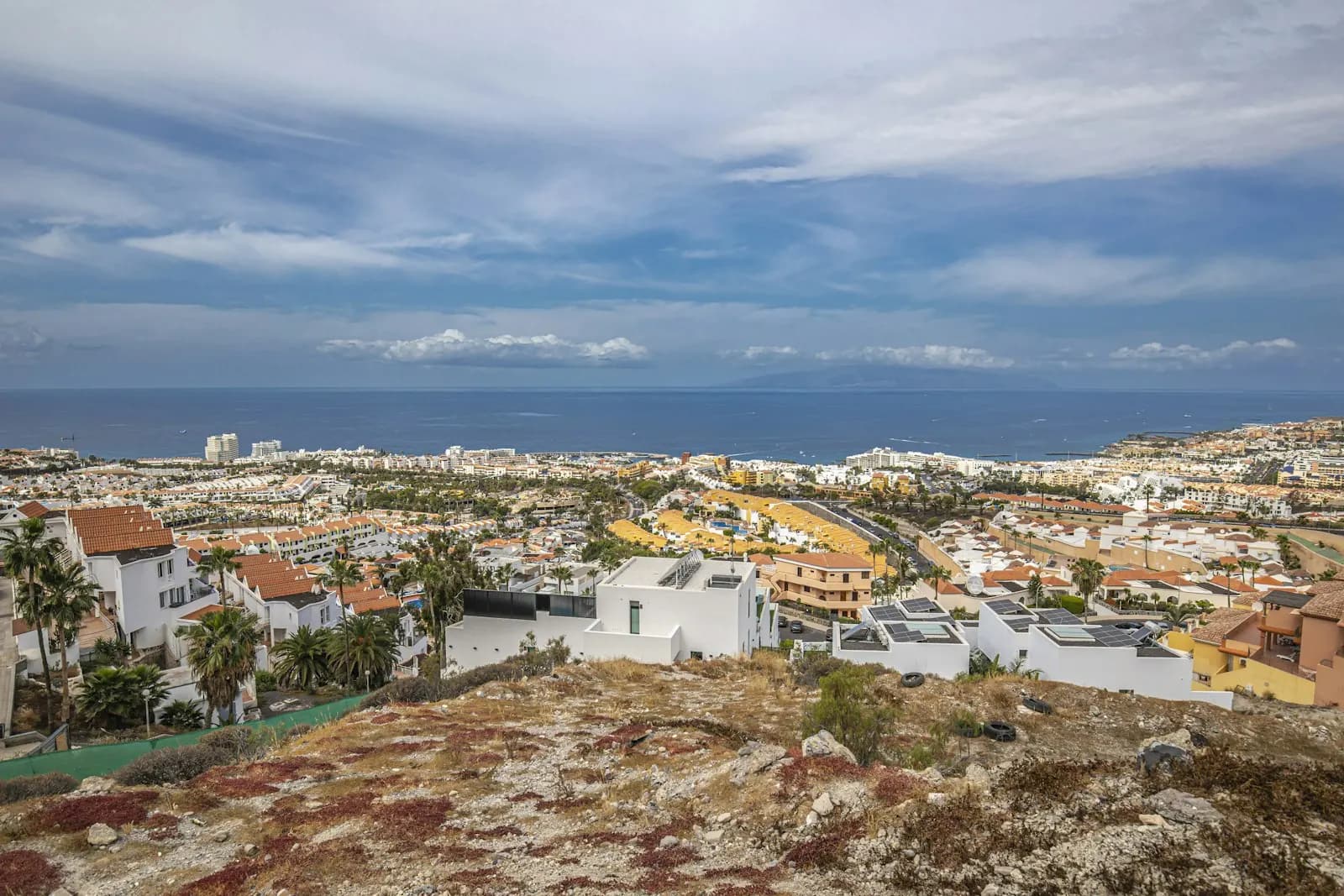 Vista dalla collina sopra Costa Adeje su ville bianche e sulla località fino all'Atlantico